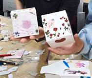 一群人坐在桌子前 AI 生成的内容可能不正确。