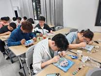 一群小孩坐在桌子前 AI 生成的内容可能不正确。