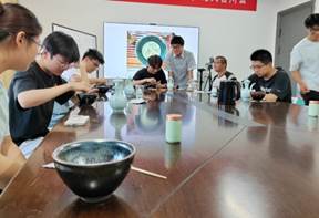 一群人在桌子边 AI 生成的内容可能不正确。