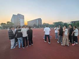 一群人站在广场上 AI 生成的内容可能不正确。